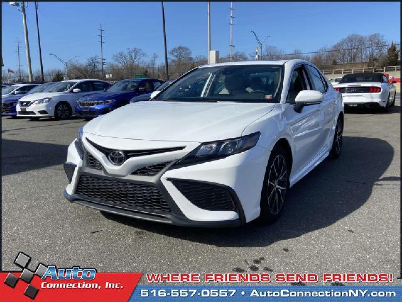 2022 White /Ash Toyota Camry SE Auto (Natl) (4T1G11AK8NU) , Automatic transmission, located at 2860 Sunrise Hwy, Bellmore, NY, 11710, (516) 557-0557, 40.669529, -73.522118 - Photo #2