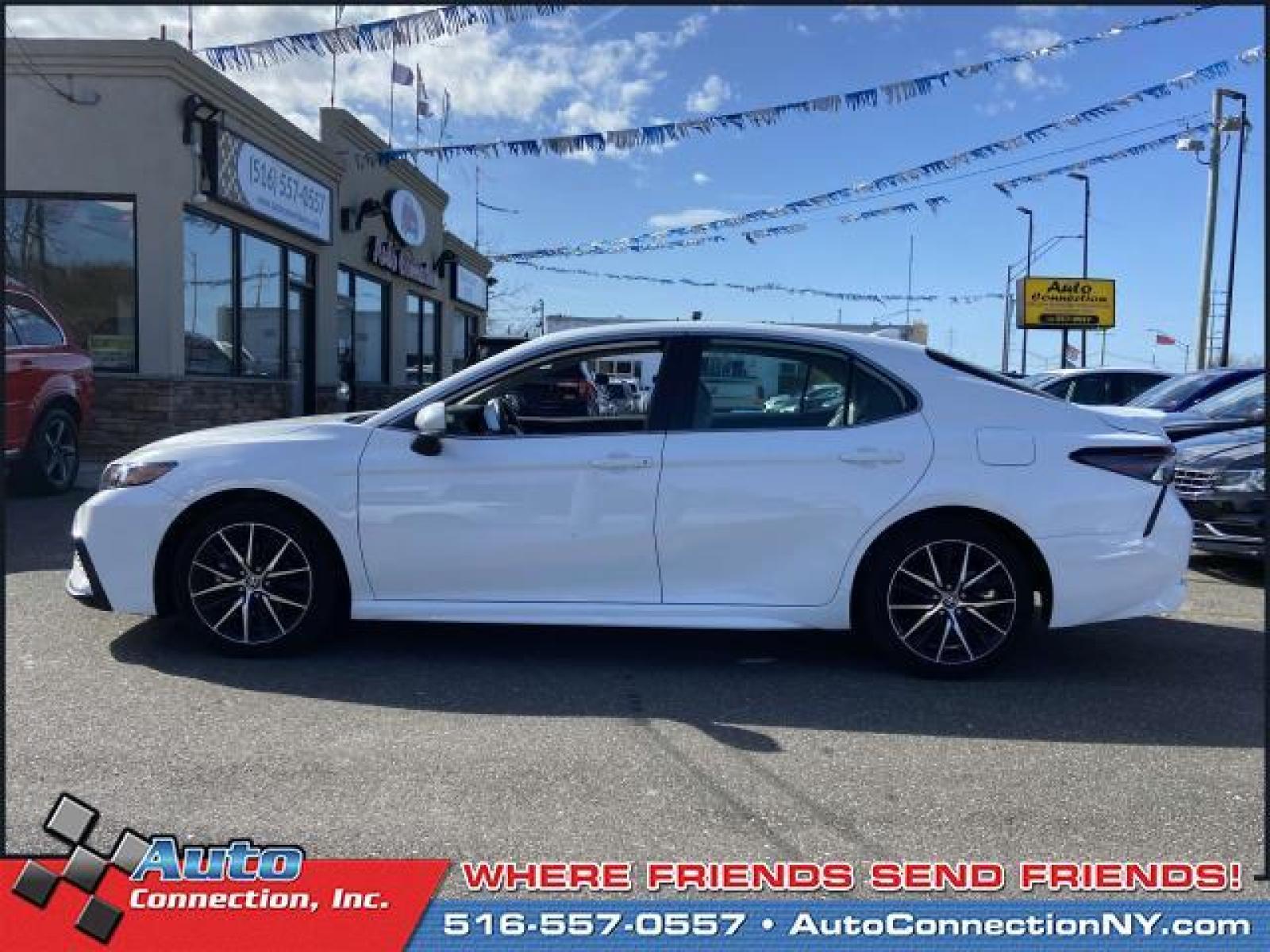 2022 White /Ash Toyota Camry SE Auto (Natl) (4T1G11AK8NU) , Automatic transmission, located at 2860 Sunrise Hwy, Bellmore, NY, 11710, (516) 557-0557, 40.669529, -73.522118 - Photo #4