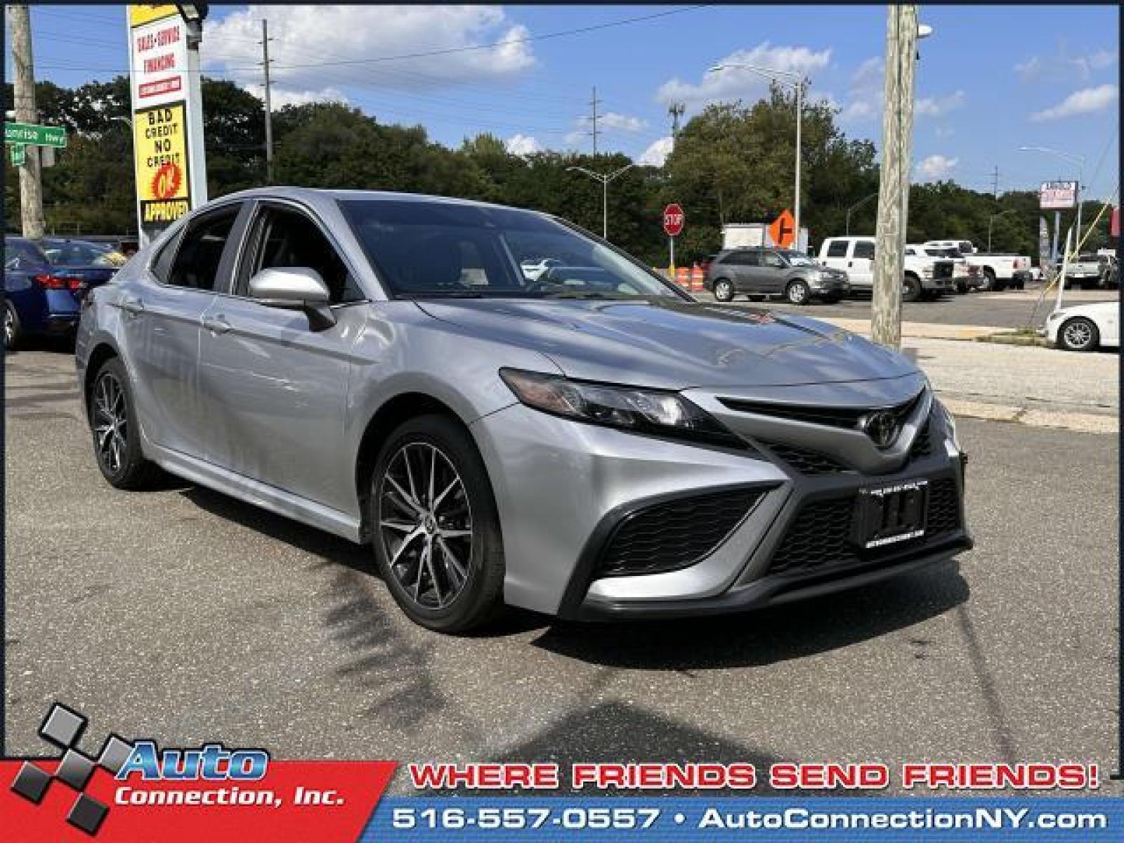 2022 Celestial Silver Metallic /Black Toyota Camry SE Auto (Natl) (4T1G11AK8NU) , Automatic transmission, located at 2860 Sunrise Hwy, Bellmore, NY, 11710, (516) 557-0557, 40.669529, -73.522118 - After you get a look at this beautiful 2022 Toyota Camry, you'll wonder what took you so long to go check it out! This Camry has 17910 miles. With more vehicles and deals than you know what to do with, you'll love the options we have for you. Take home the car of your dreams today. All internet pur - Photo #0