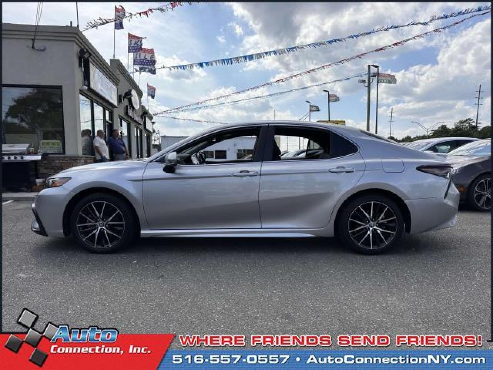 2022 Celestial Silver Metallic /Black Toyota Camry SE Auto (Natl) (4T1G11AK8NU) , Automatic transmission, located at 2860 Sunrise Hwy, Bellmore, NY, 11710, (516) 557-0557, 40.669529, -73.522118 - After you get a look at this beautiful 2022 Toyota Camry, you'll wonder what took you so long to go check it out! This Camry has 17910 miles. With more vehicles and deals than you know what to do with, you'll love the options we have for you. Take home the car of your dreams today. All internet pur - Photo #4