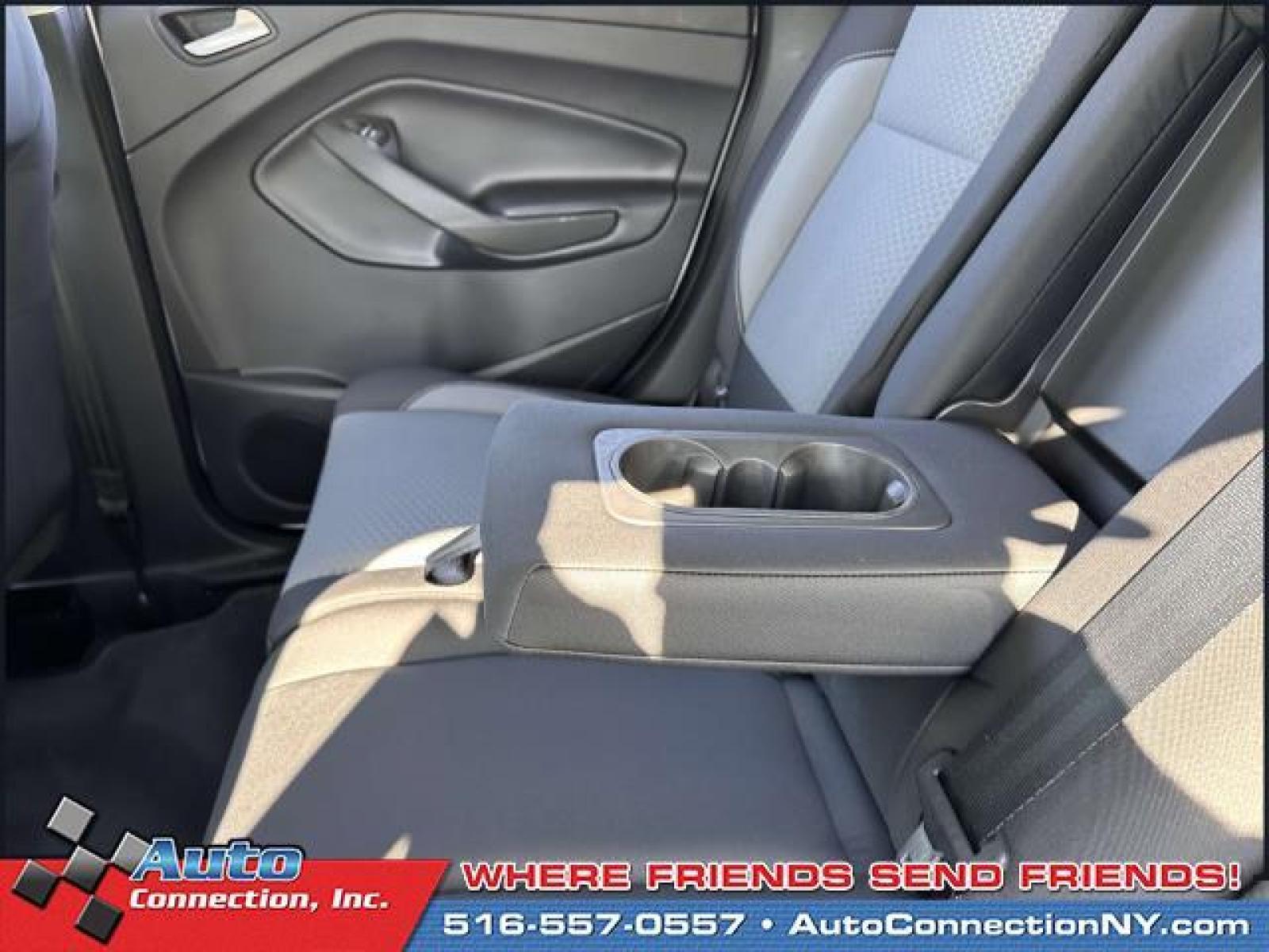 2019 Oxford White /Chromite Gray/Chrcl Black Ford Escape SE FWD (1FMCU0GD0KU) , Automatic transmission, located at 2860 Sunrise Hwy, Bellmore, NY, 11710, (516) 557-0557, 40.669529, -73.522118 - Photo #6